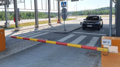 En ryskregistrerad bil bakom en nerfälld bom vid gränsstationen i Nuijamaa.