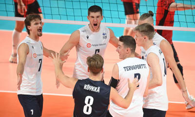 Finlands volleybollherrar firar poäng.