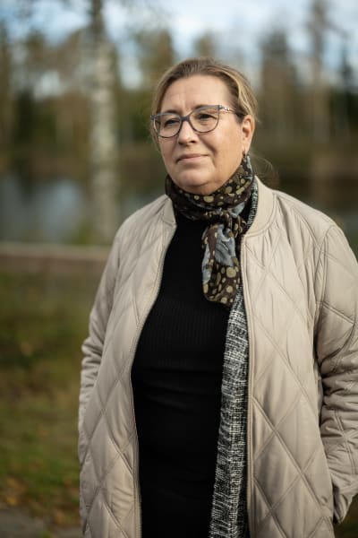 Porträttfoto av kvinna med ljus jacka
