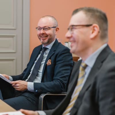 Jyväskylän kaupunginjohtaja Timo Koivisto ja Talous- ja strategiajohtaja Lasse Leppä istuu pöydän ääressä. 