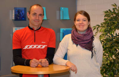 Fritjof Sahlström och Pia Mikander poserar stående vid ett bord.