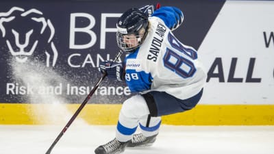Ronja Savolainen på isen