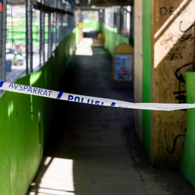 Polisens spärrningstejp och den rasade bron i Hagalund i bakgrunden.
