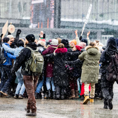Mielenosoittajien ryhmähalaus.