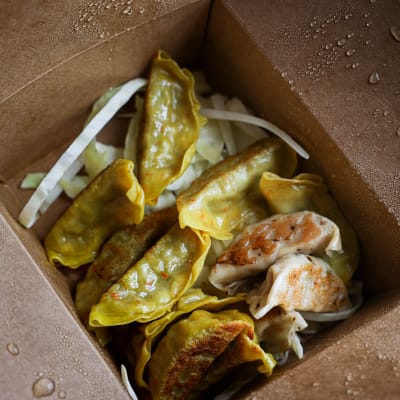 Dumplingseja pahvirasiassa.