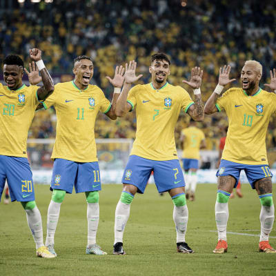 Brasilianska spelare firar mål.