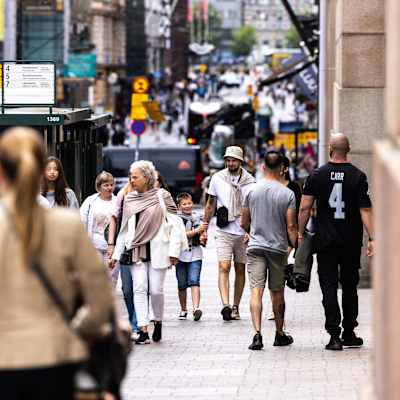 Personer på Alexandersgatan i centrum i Helsingfors.