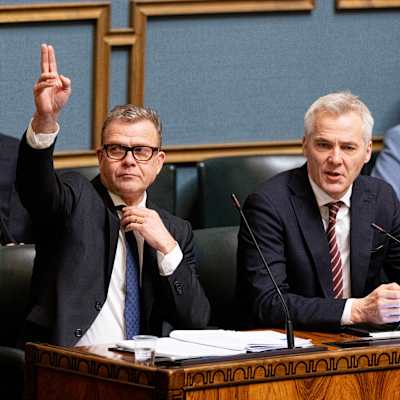 Petteri Orpo, Antti Häkkänen ja Anders Adlercreutz eduskunnan ministeriaitiossa.