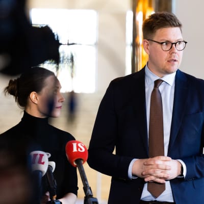 SDP:s ordförande Sanna Marin står lite i skymundan bredvid Antti Lindtman. 