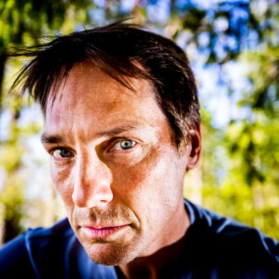 Tanssitaiteilija Jussi Väänänen katsoo suoraan kameraan intensiivisesti.