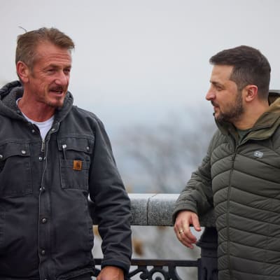 Sean Penn ja  Volodymyr Zelenskyi keskustelevat.