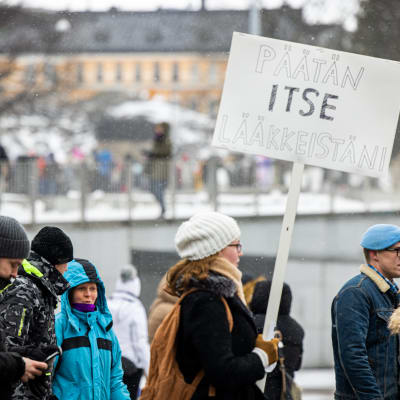 En demonstration av pandemiförnekare i Helsingfors. Våren 2021.