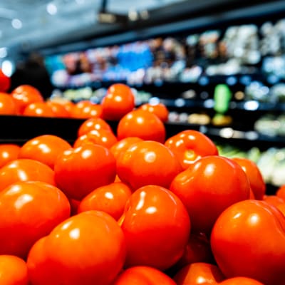 tomater i en hög i grönsaksavdelningen i en affär
