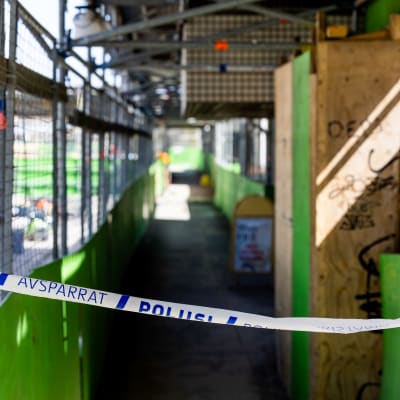 Polisens spärrningstejp och den rasade bron i Hagalund i bakgrunden.