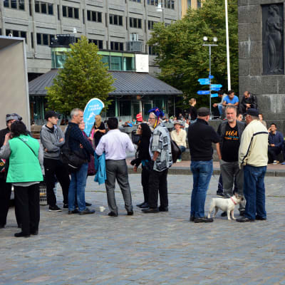 Ungefär 50 personer samlades på torget för evenemnaget Suomi say welcome.
