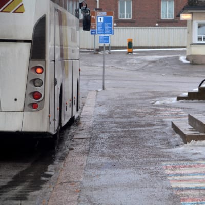Buss utanför busstation