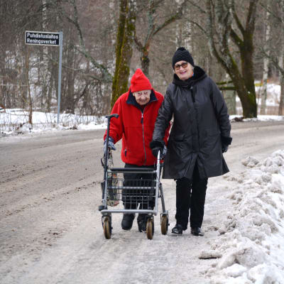 Tyyne Sahlin och Päivi Bärlund ute på promenad i Forsby.