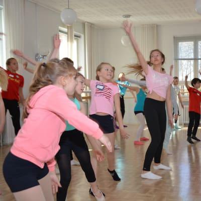 Glada dansande ungdomar vid musikinstitutet Arkipelag i Pargas.