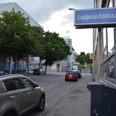 Parkeringsautomat och parkerade i bilar i centrum av Lojo.