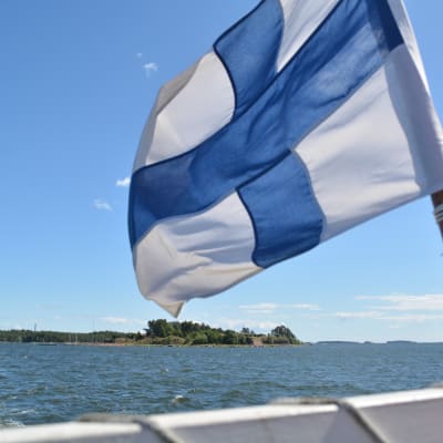 Finlands flagga i aktern på fartyg