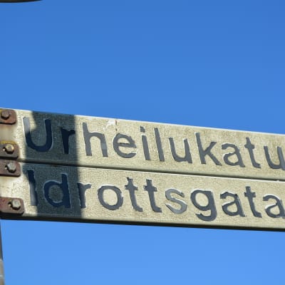 En vägskylt med texten Urheilukatu, Idrottsgatan.