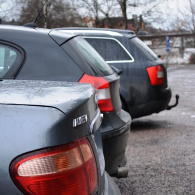 Parkerade bilar på rad.