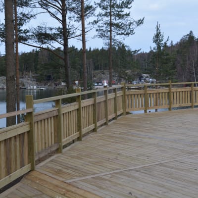 Terrass med utsikt över vattnet.