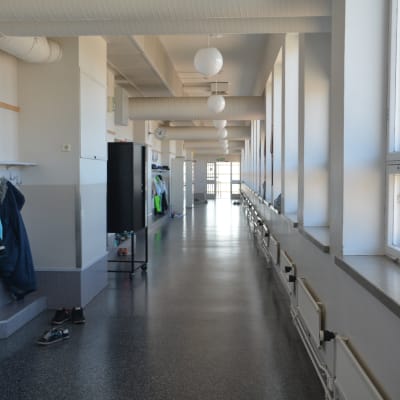 En korridor i centralskolan i Hangö.