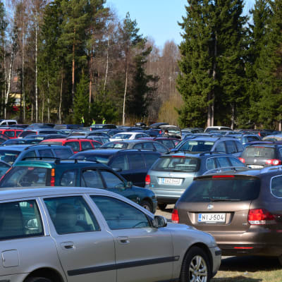 Många bilar på en parkering