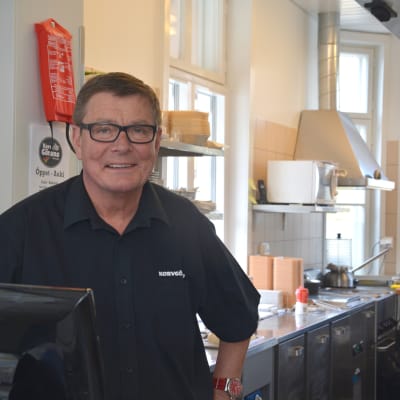Frank Holmström driver Korv Görans i Ekenäs.