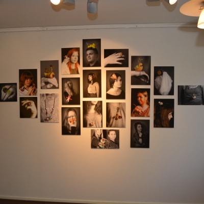 Mediegruppen har fotograferat smycken gjorda i Borgå Konstskola.