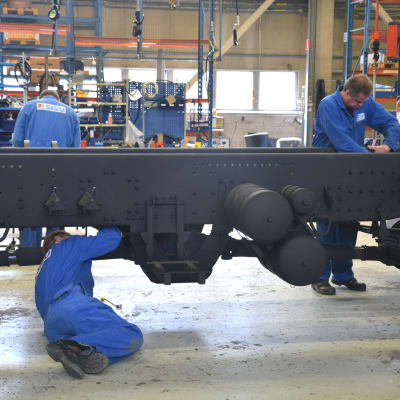 Arbetare vid Sisu Autos lastbilsfabrik i Karis.