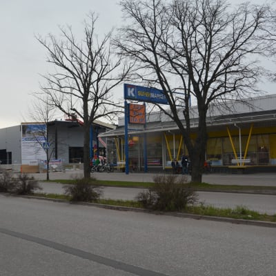Gamla och Nya K-supermarketarna i Hangö.