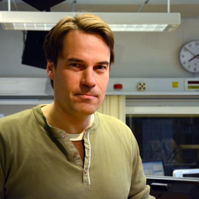 Mikael Nylund vid Boragaregatans skola i Vasa.