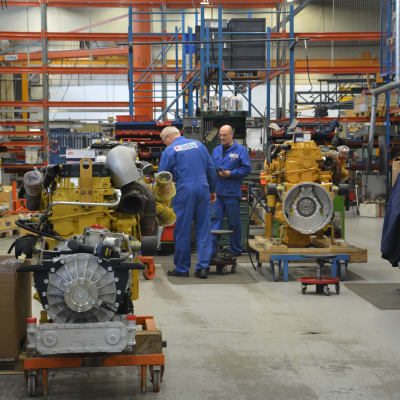 Industriarbetare i Sisus lastbilsfabrik i Karis.