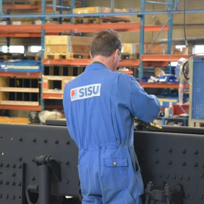 Industriarbetare i Sisus lastbilsfabrik i Karis.