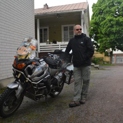 John Nomad åker med sin motorcykel runt jorden.