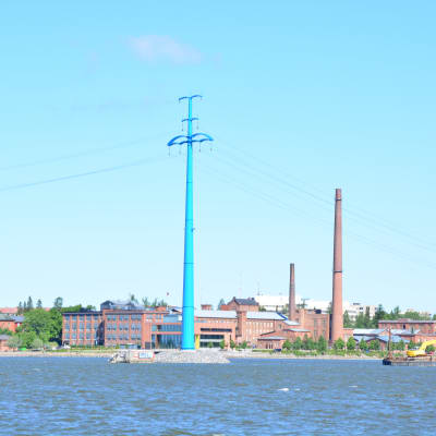 Blå kraftledning i mitten av norra stadsfjärden i Vasa.