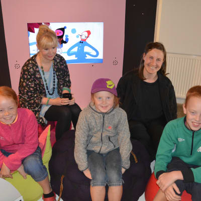 Illustratör/animatör Veronica Lassenius och Pro Artibus nya kurator Kia Orama med Elin, Edith och Albin Ljungqvist på Pro Artibus läger 2014.