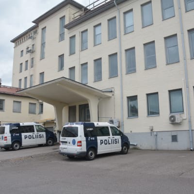 Två polisbilar parkerade vid polisstationen i Ekenäs.