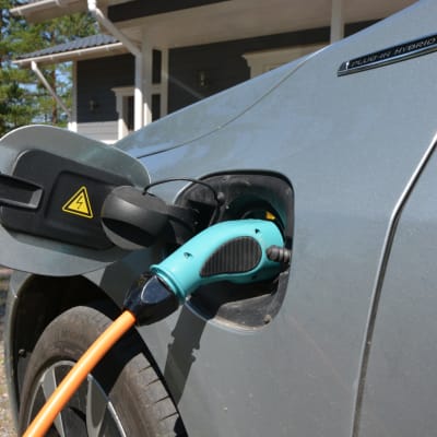 En plug-in-hybridbil på laddning