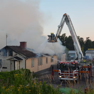 Släckningsarbete vid en brand på Magasingatan i Ekenäs.