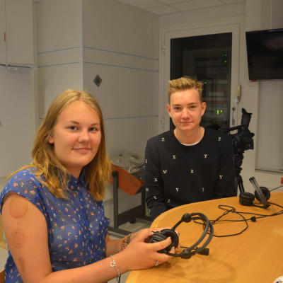 Ellen Hindersson och Jasper Renman i Yle Västnylands studio i Ekenäs.