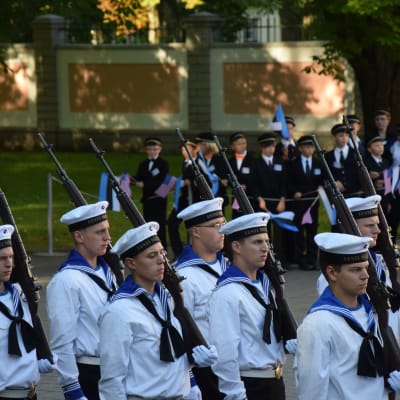 Estniska soldater väntar på Obama vid presidentpalatset i Kadriorg.