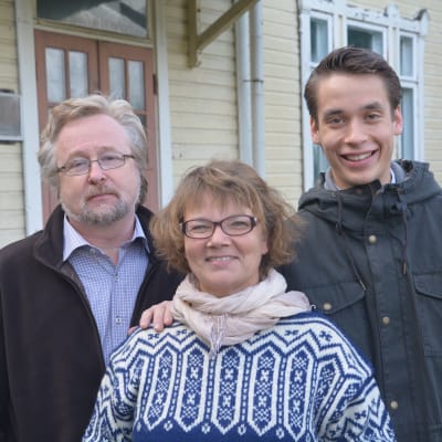 Mikael Moberg, styrelsemedlem, Sonja Eklund, ordföranden, Henrik Wickström, vice ordföranden, i Täkter byaråd i Ingå.