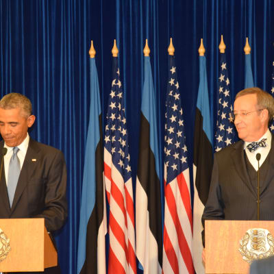 Obama och Ilves på presskonferens i Tallinn.