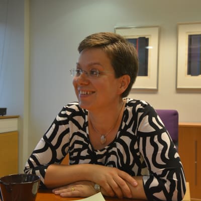 Charlotta af Hällström-Reijonen är en av språkexperterna i Radio Vegas Spräkväktarna.
