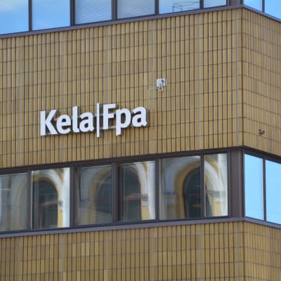 Folkpensionsanstaltens logotyp på Fpa-huset i Åbo