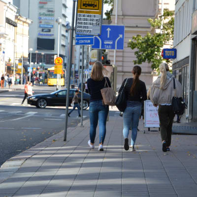 Ryggtavlan av tre unga kvinnor i Åbo centrum.