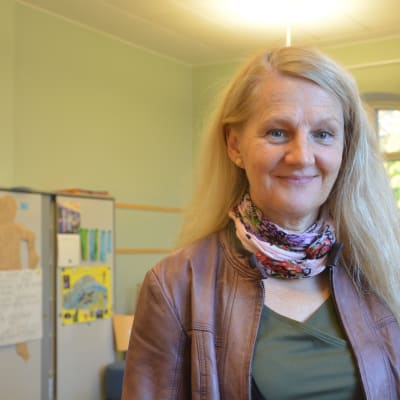 Barnboksförfattaren Gudrun Wessnert, fotad under ett besök i Billnäs skola i Raseborg.